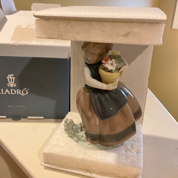 Spring is Here Girl Figurine - Picture 2 of 7